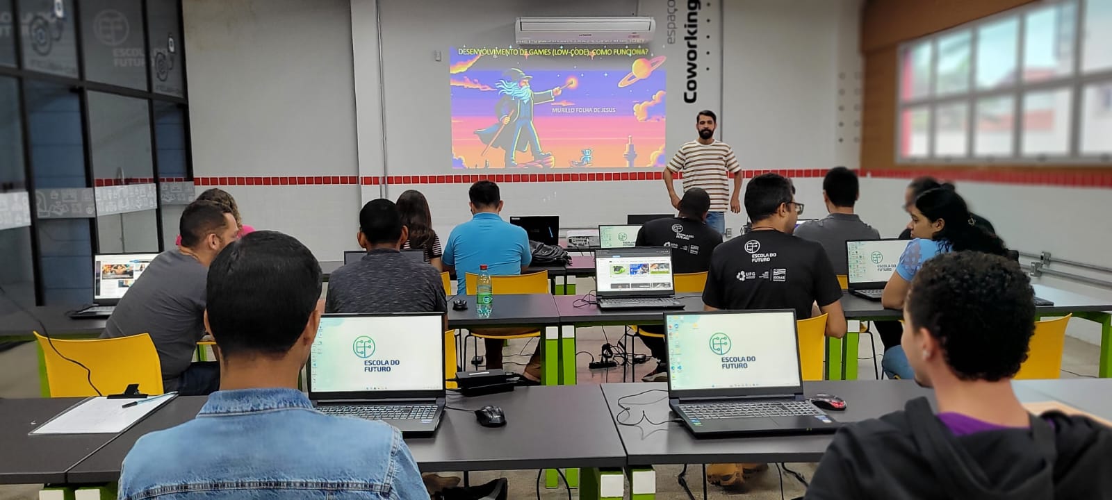 Alunos das Escolas do Futuro podem receber até 400 reais com nova bolsa profissionalizante 